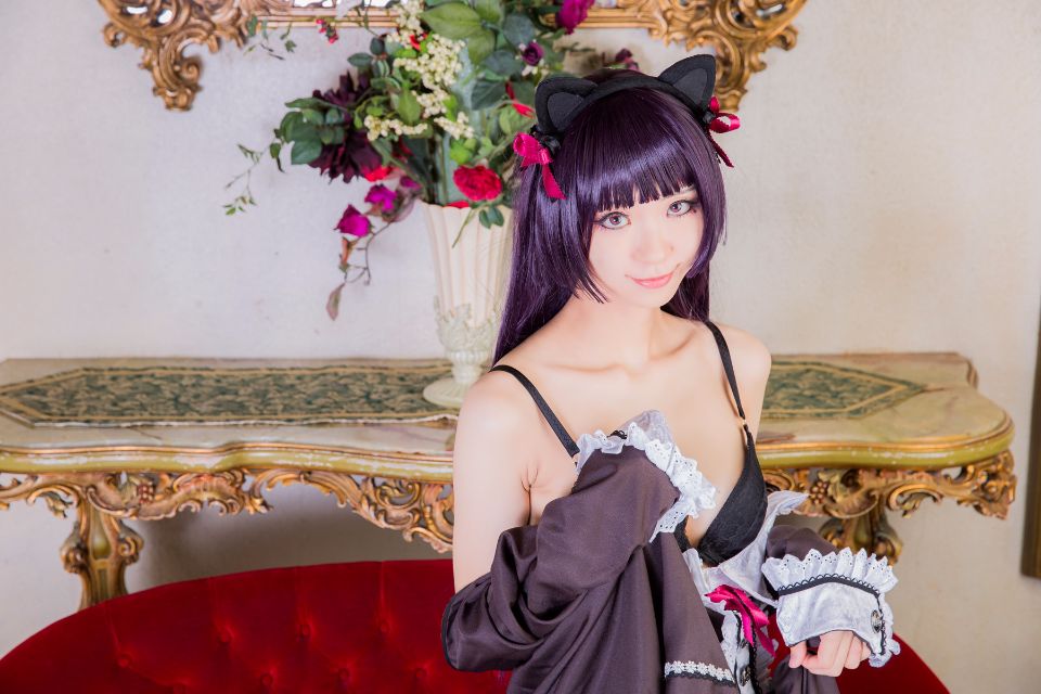 Mèo đen thay quần áo