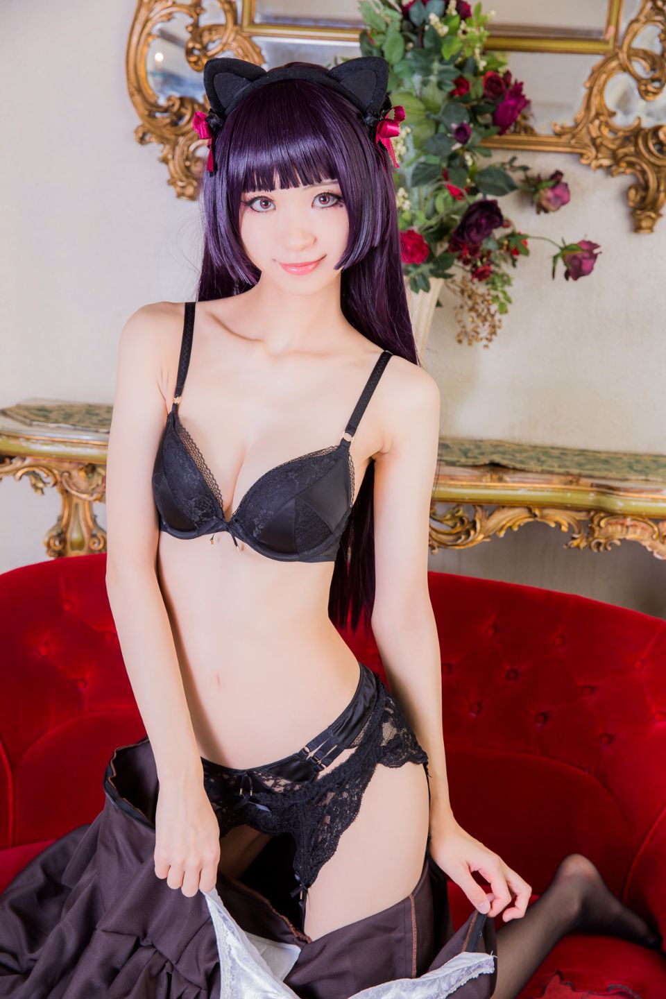 Mèo đen thay quần áo