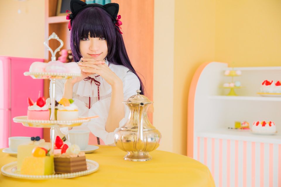 Mèo đen thay quần áo