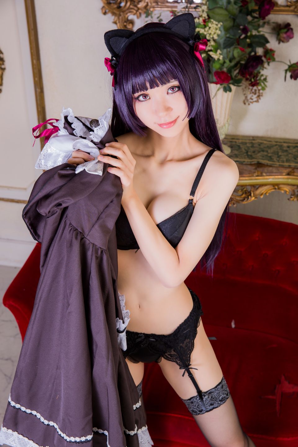 Mèo đen thay quần áo