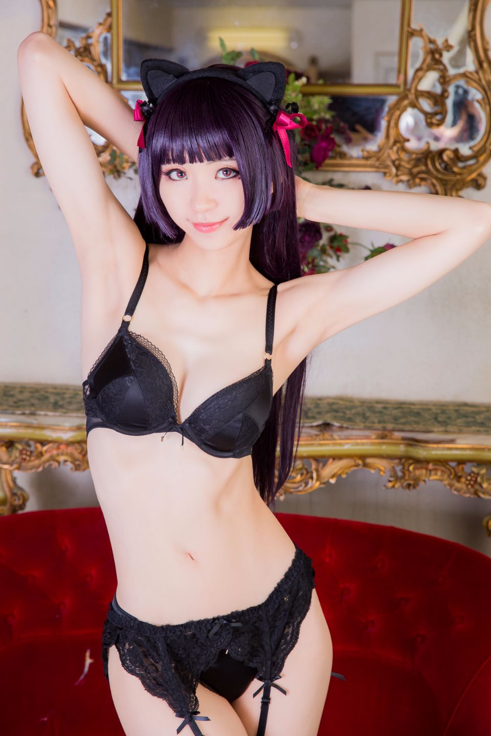 Mèo đen thay quần áo