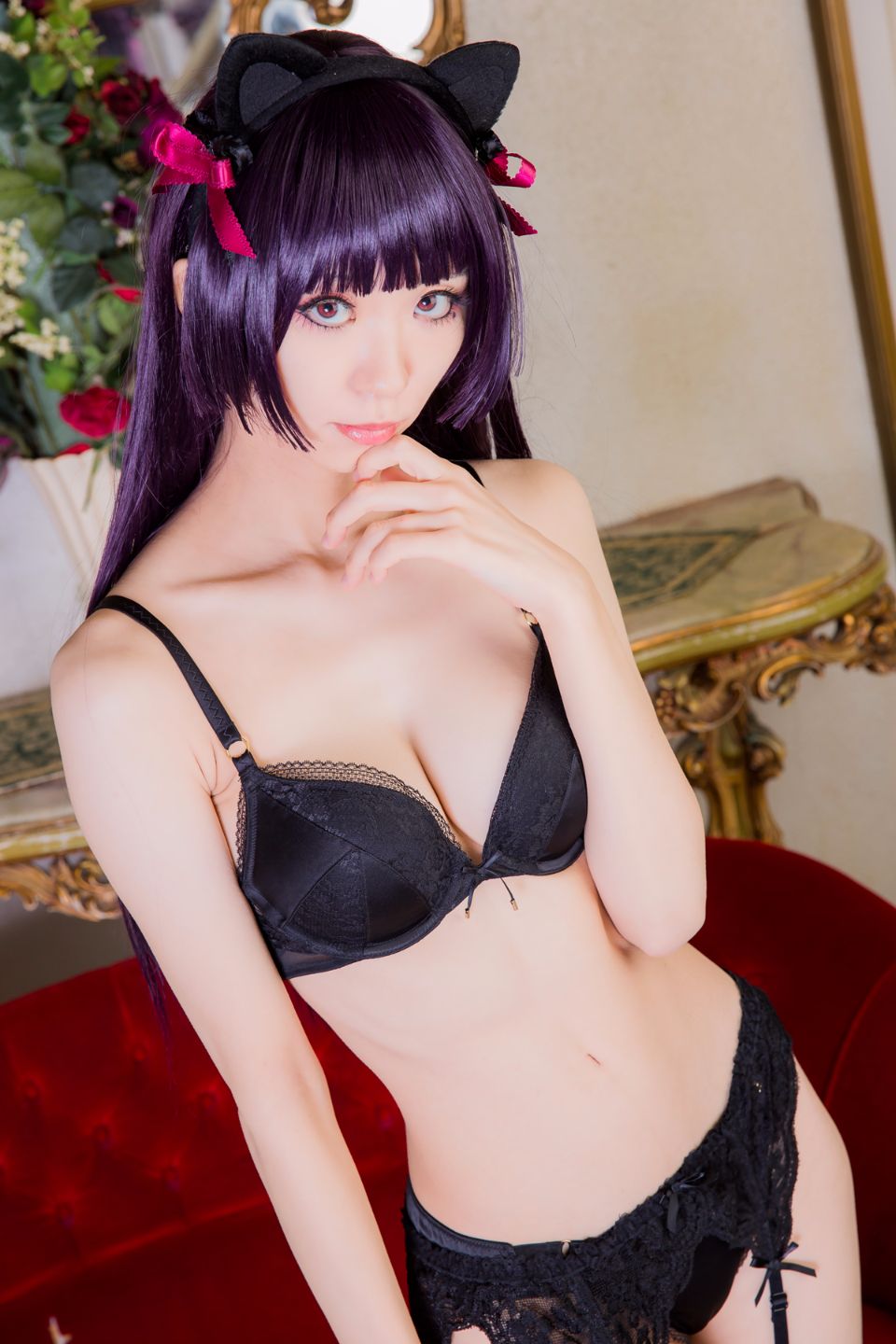 Mèo đen thay quần áo