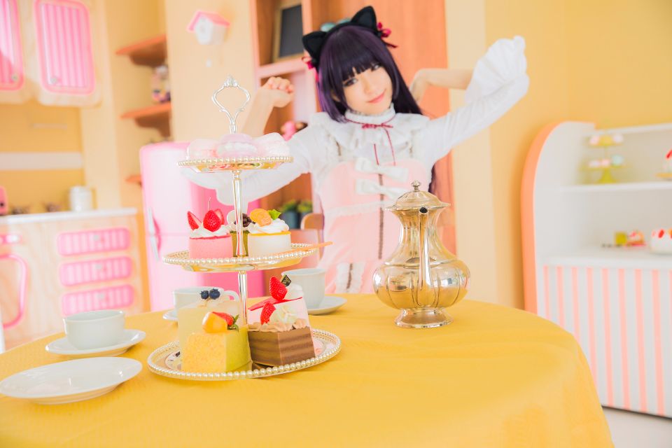 Mèo đen thay quần áo