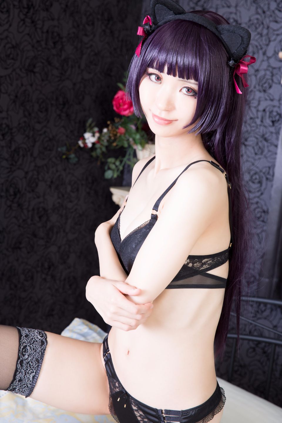 Mèo đen thay quần áo