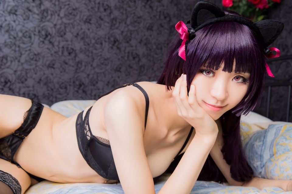 Mèo đen thay quần áo