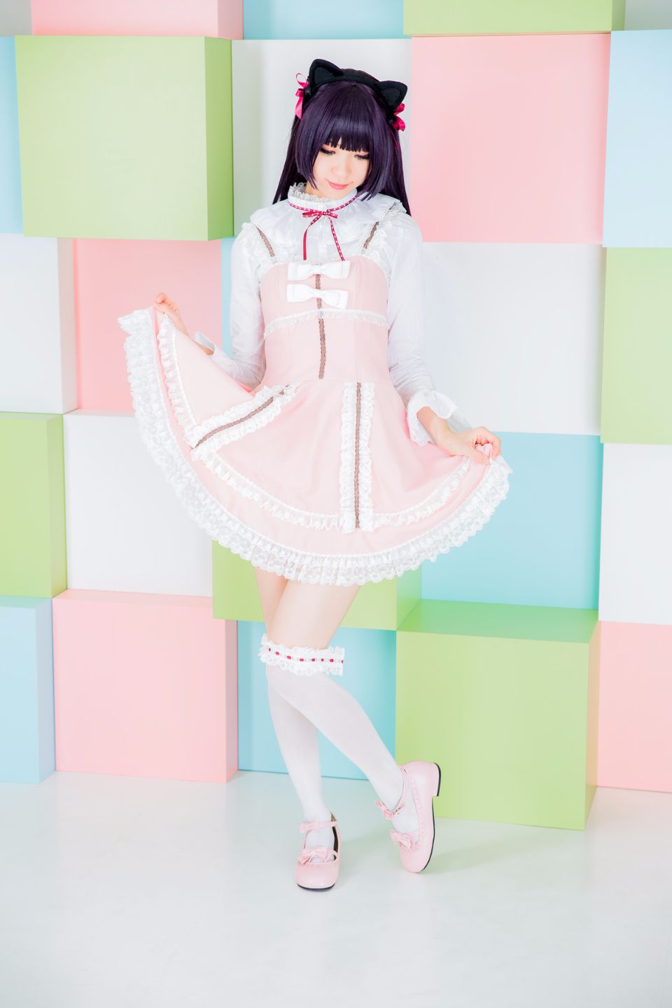 Mèo đen thay quần áo