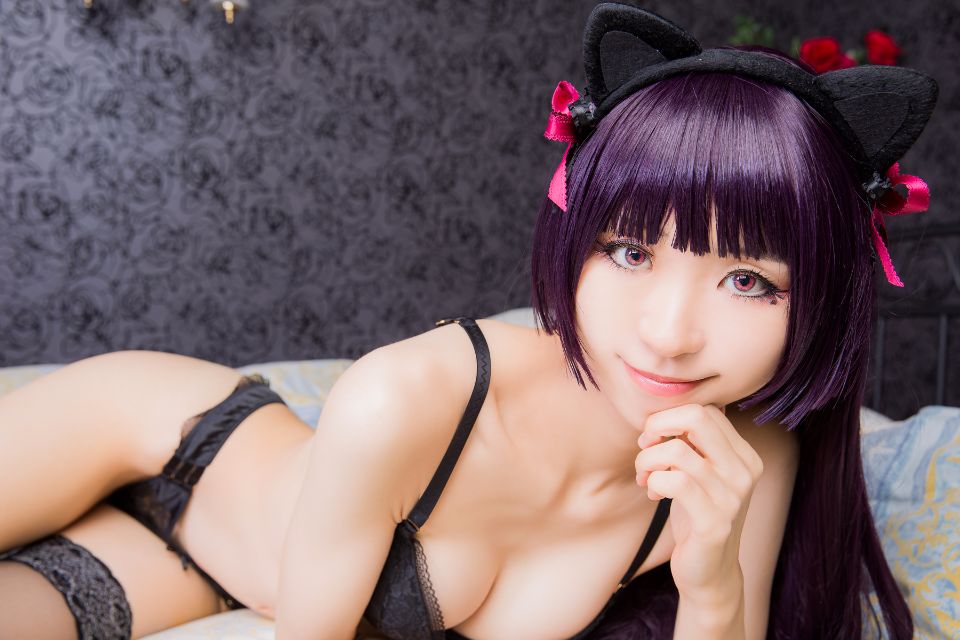 Mèo đen thay quần áo