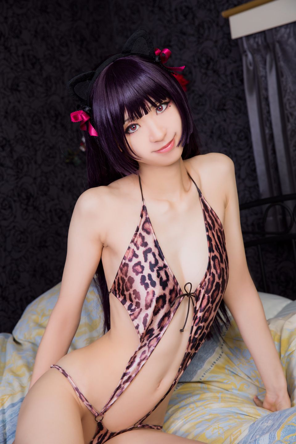 Mèo đen thay quần áo