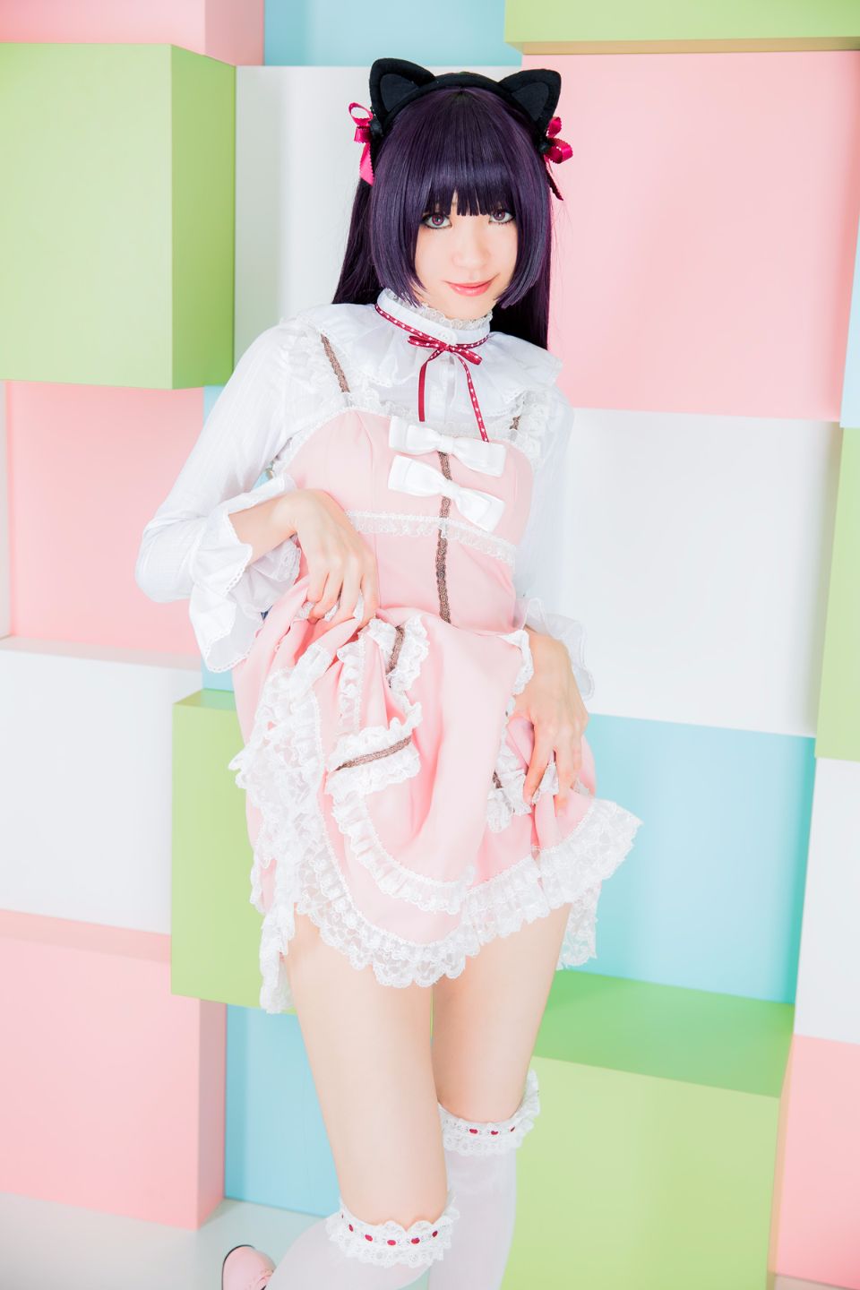 Mèo đen thay quần áo