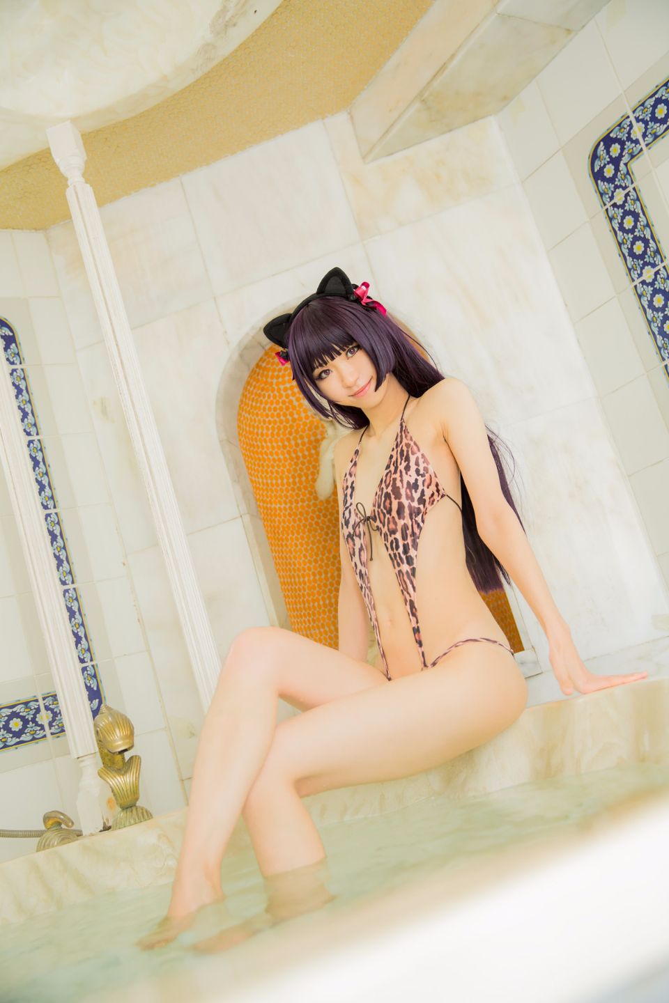 Mèo đen thay quần áo