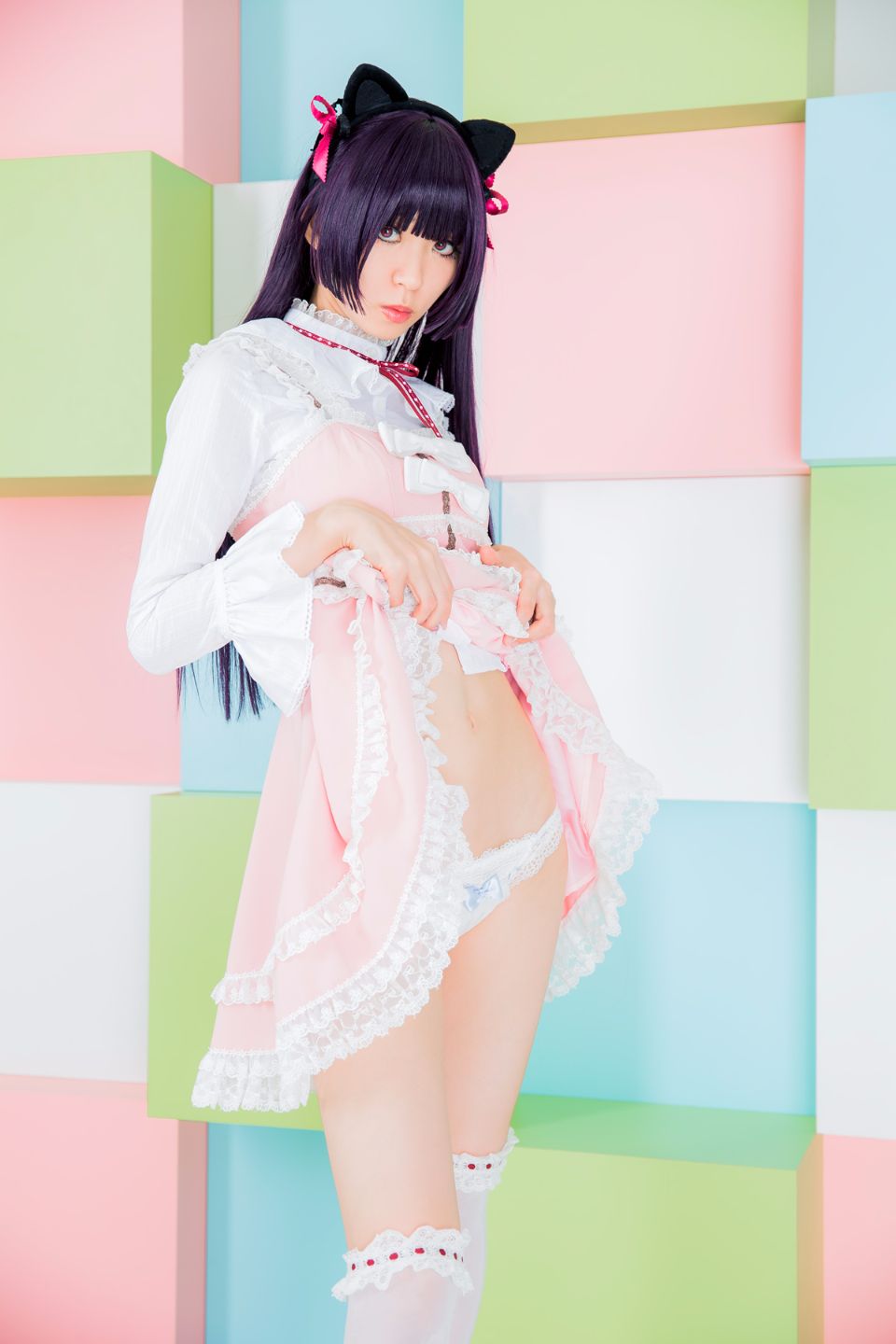 Mèo đen thay quần áo