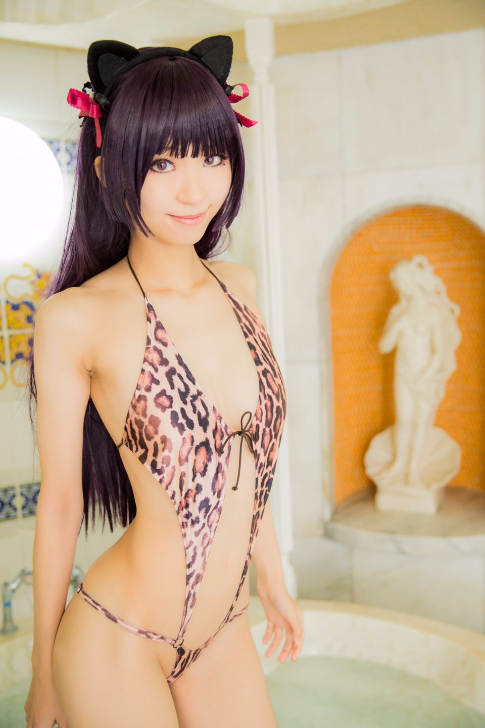 Mèo đen thay quần áo