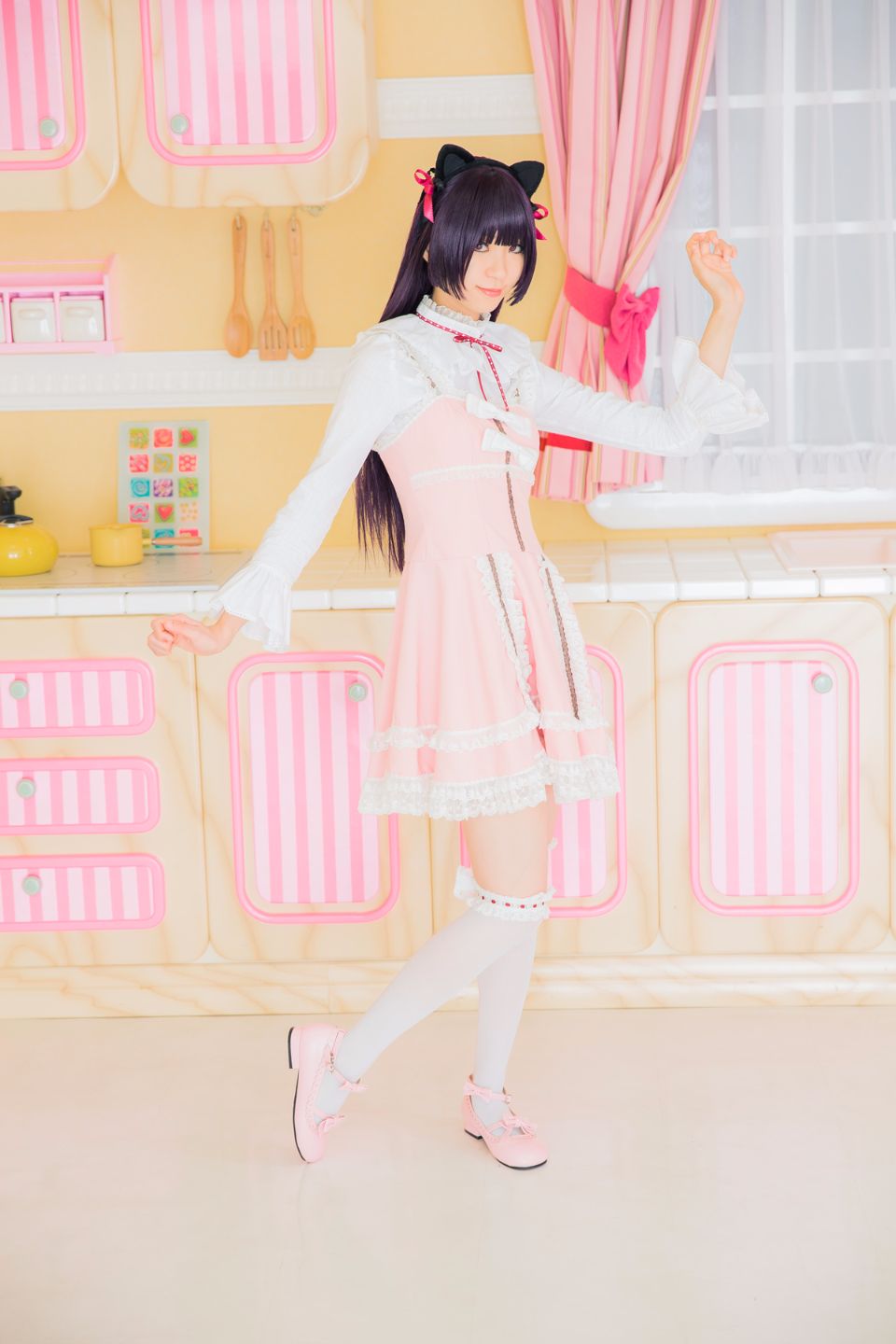 Mèo đen thay quần áo