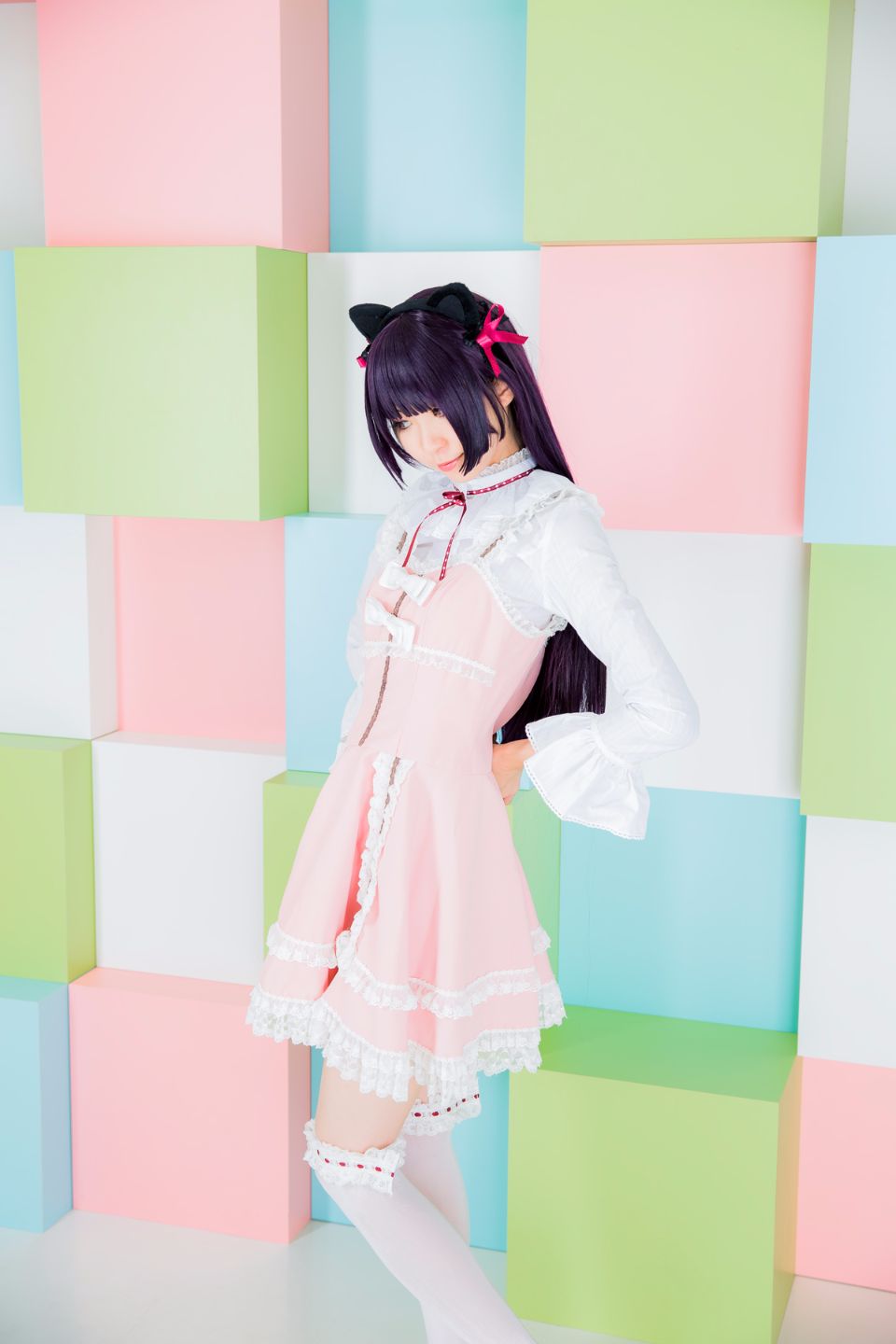 Mèo đen thay quần áo