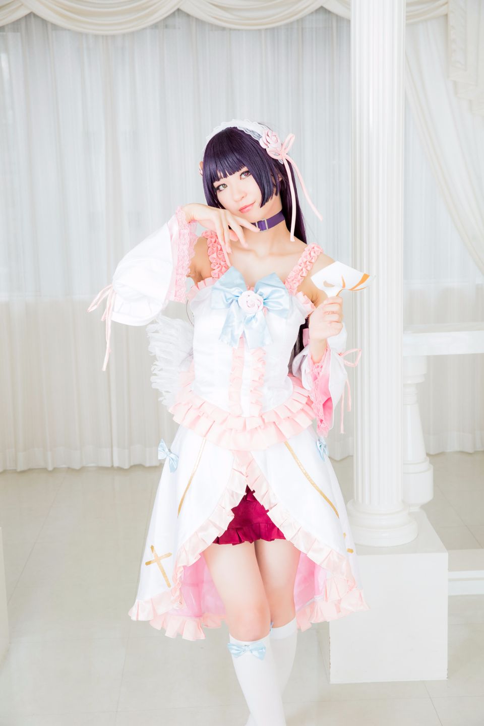 Mèo đen thay quần áo