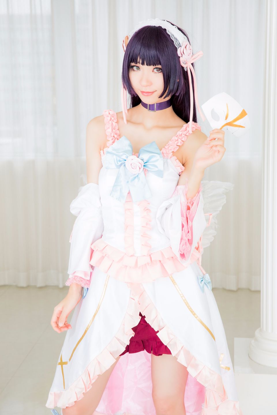 Mèo đen thay quần áo