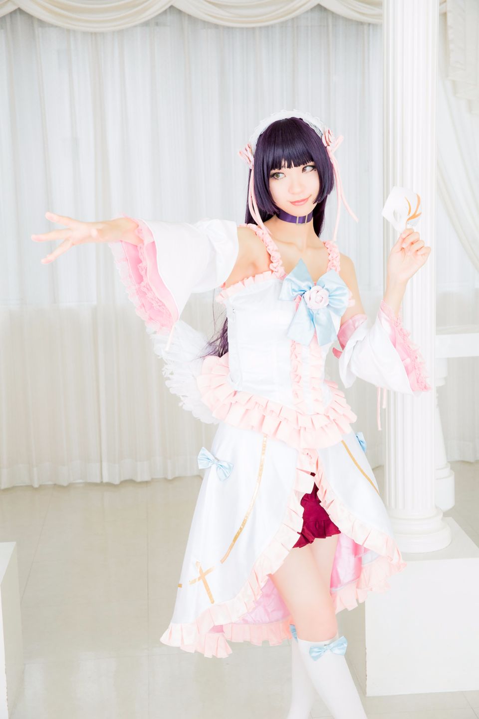 Mèo đen thay quần áo