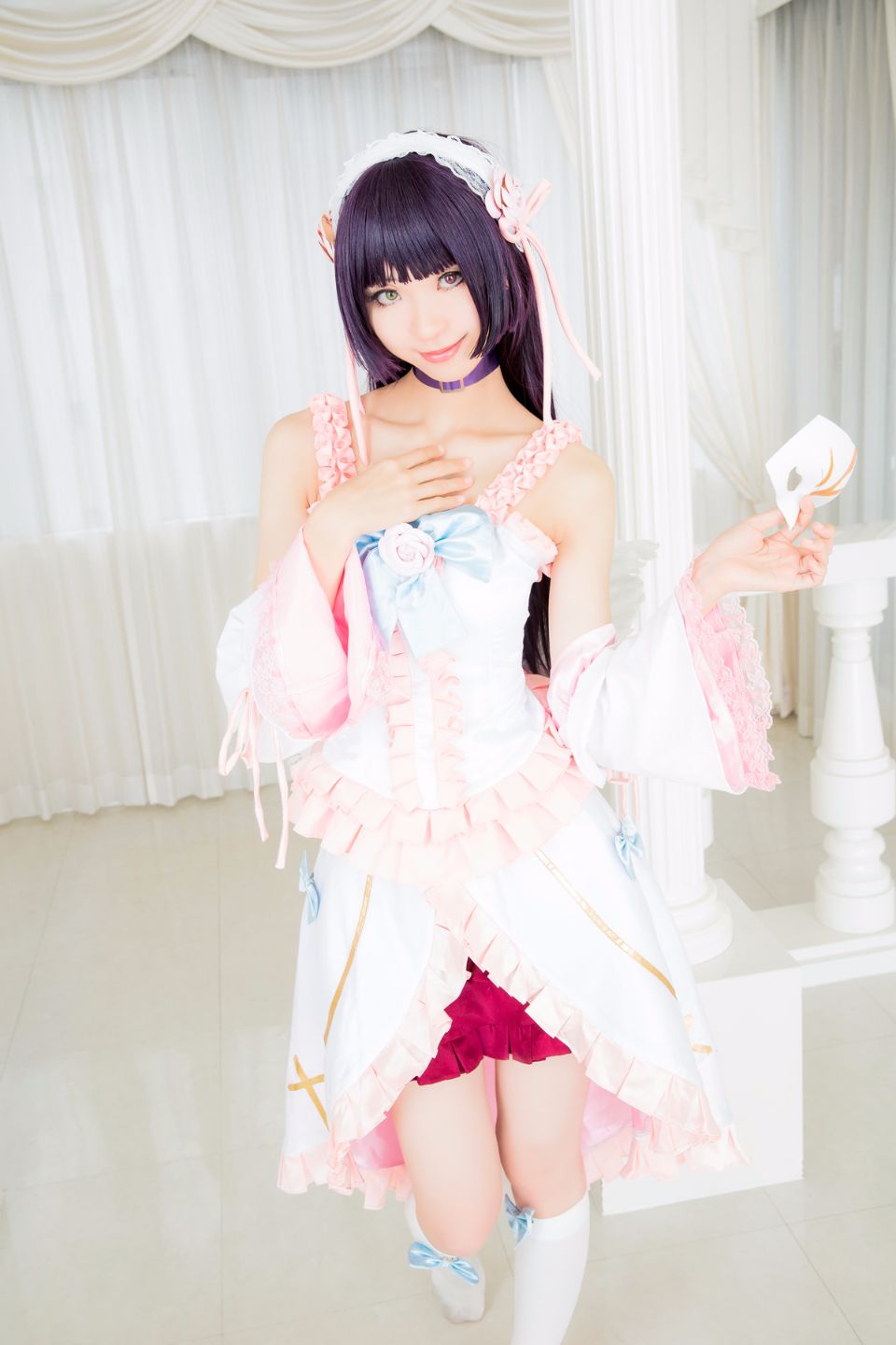 Mèo đen thay quần áo