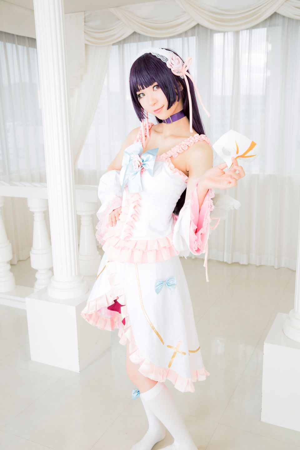 Mèo đen thay quần áo