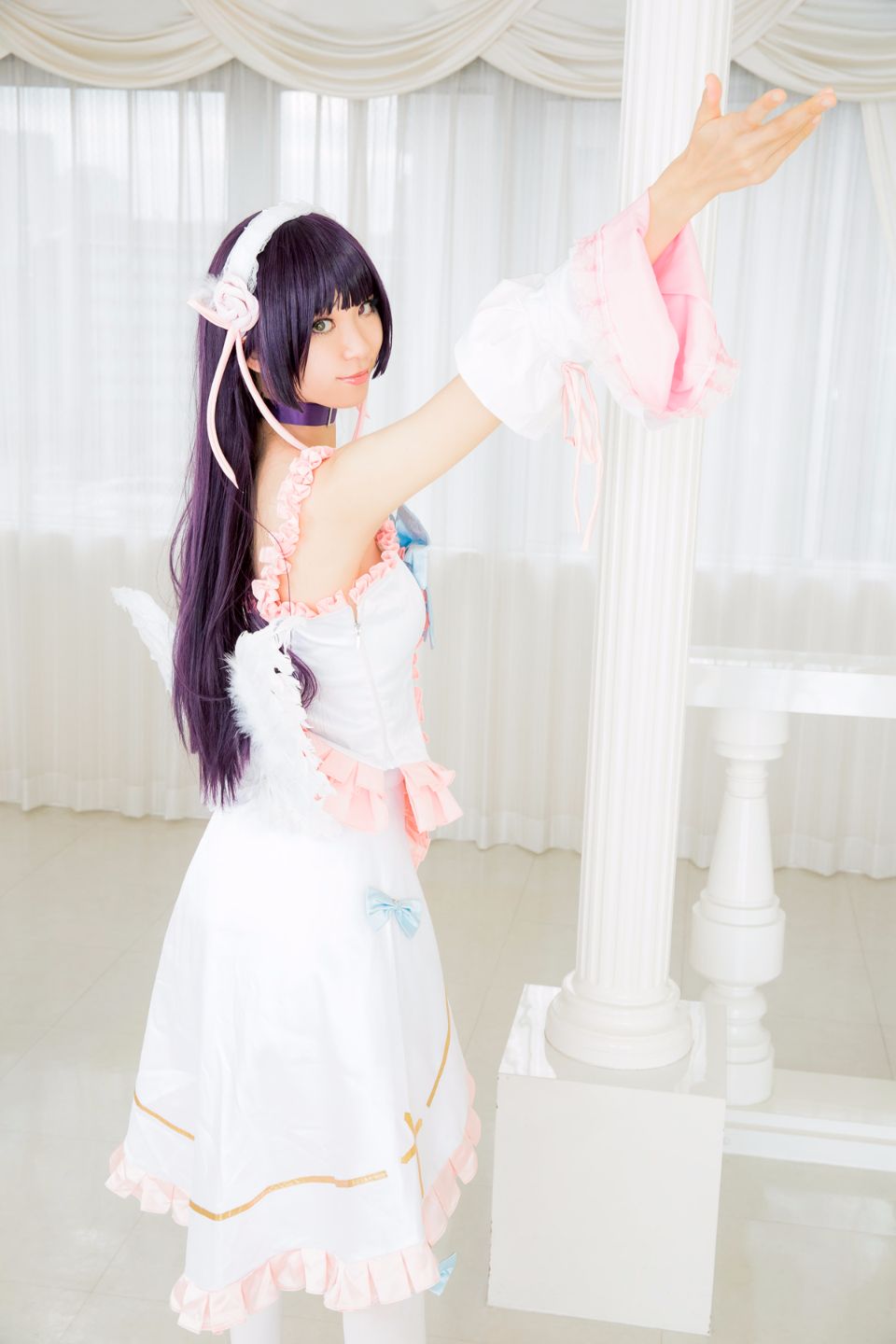 Mèo đen thay quần áo