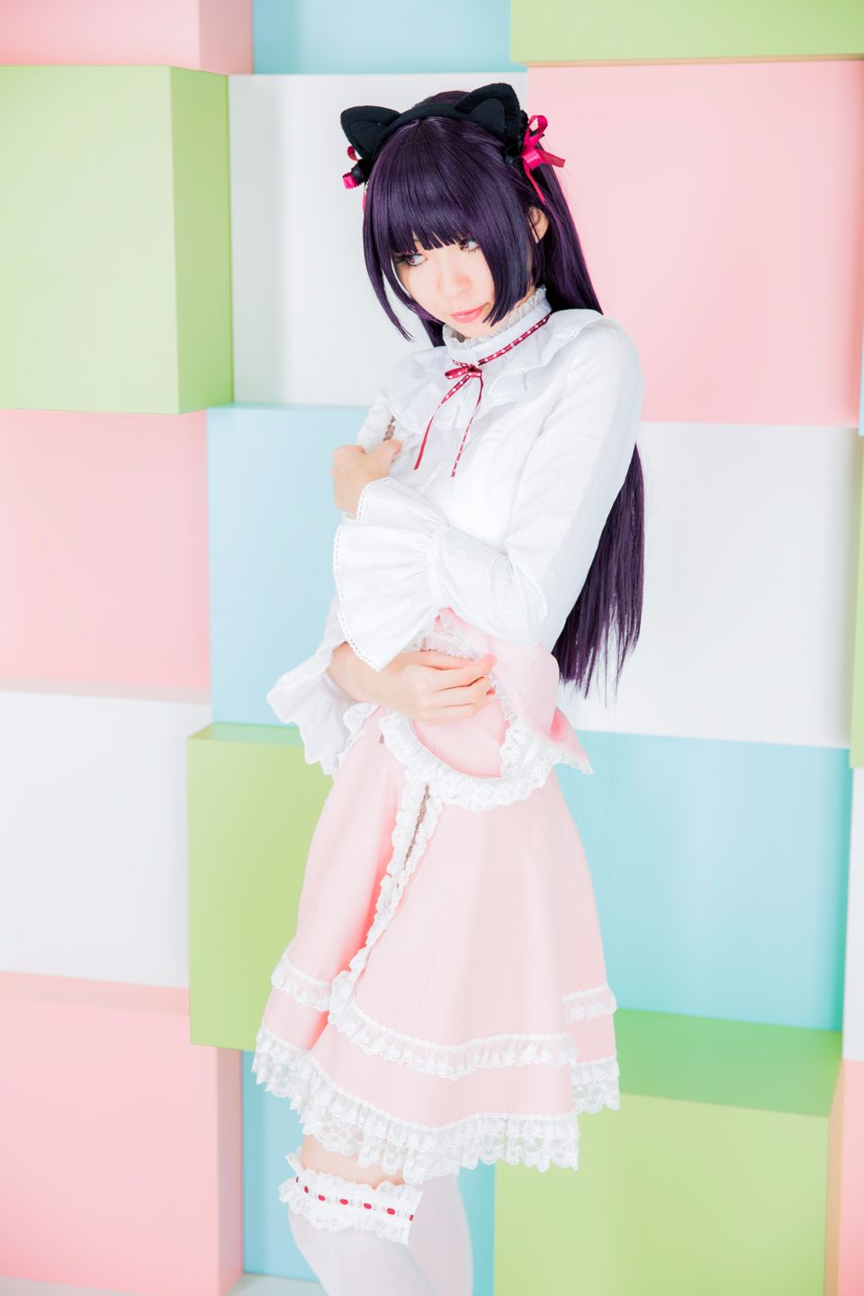 Mèo đen thay quần áo