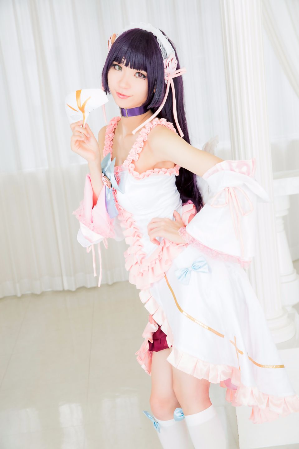 Mèo đen thay quần áo