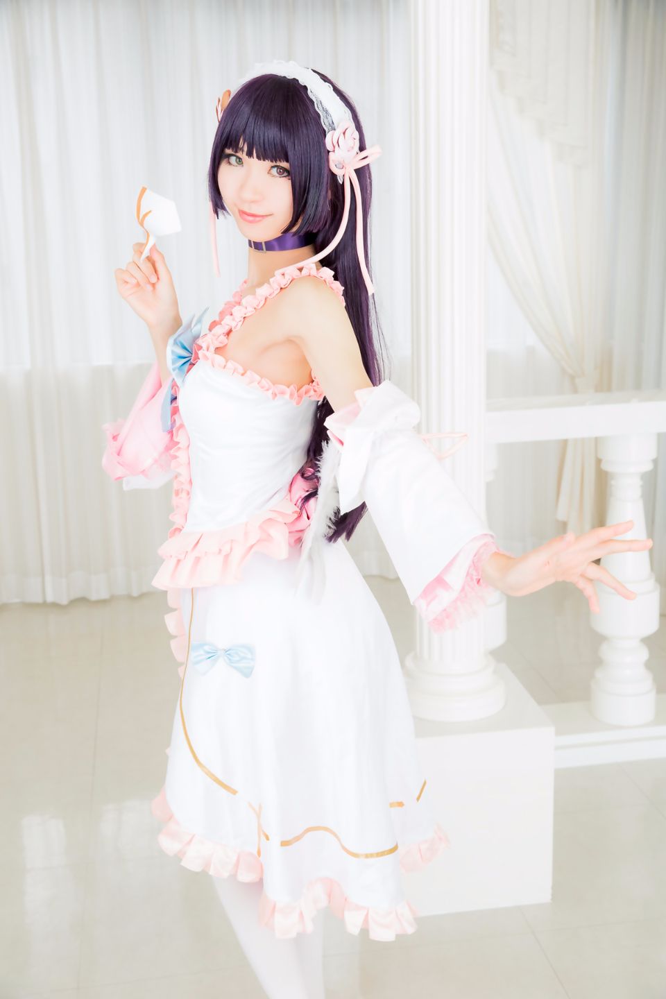 Mèo đen thay quần áo