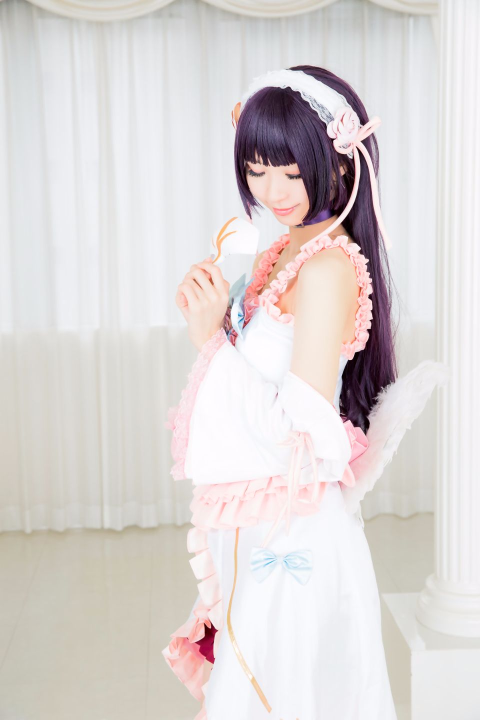 Mèo đen thay quần áo