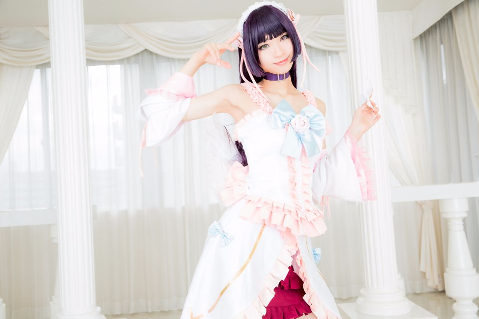 Mèo đen thay quần áo