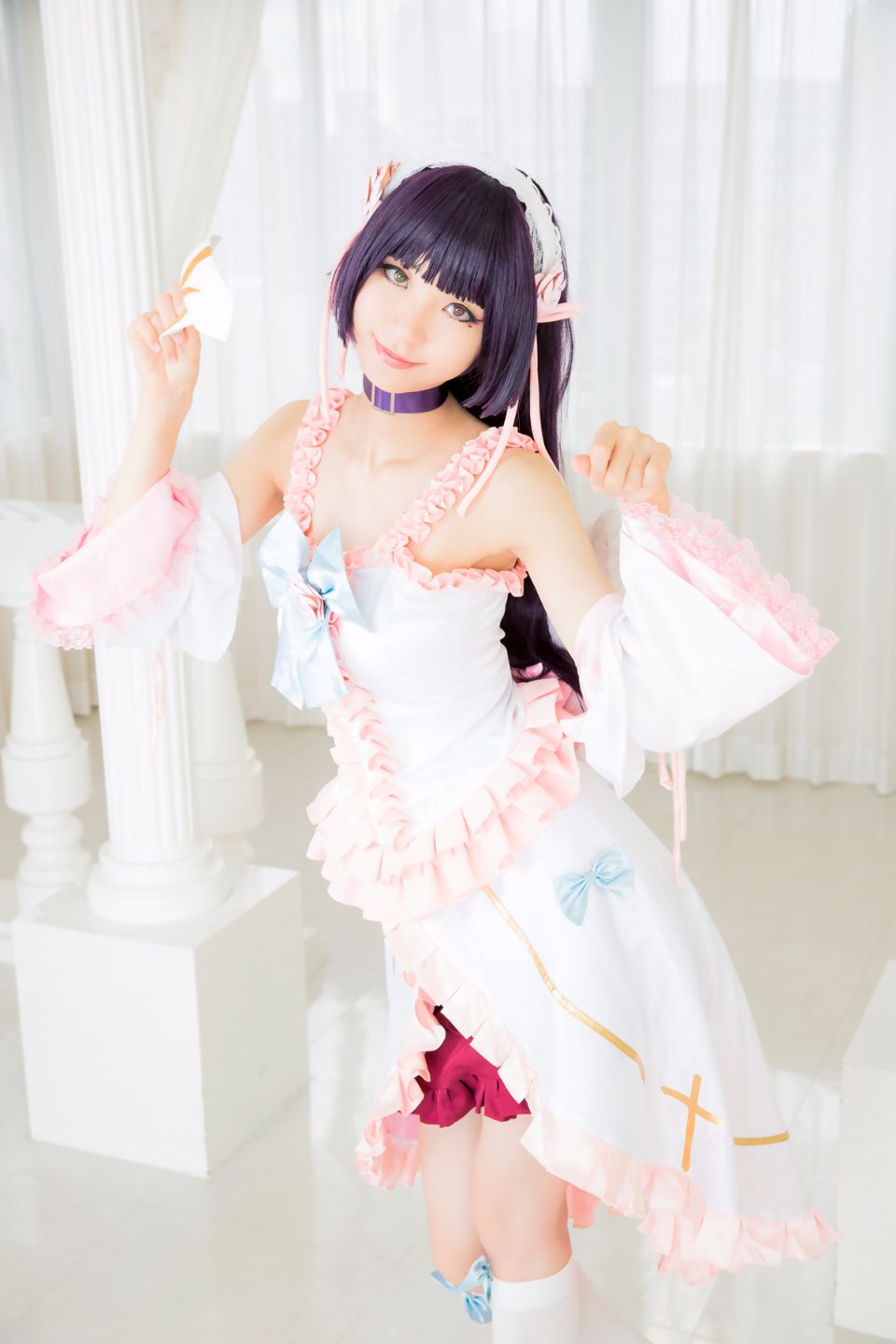 Mèo đen thay quần áo