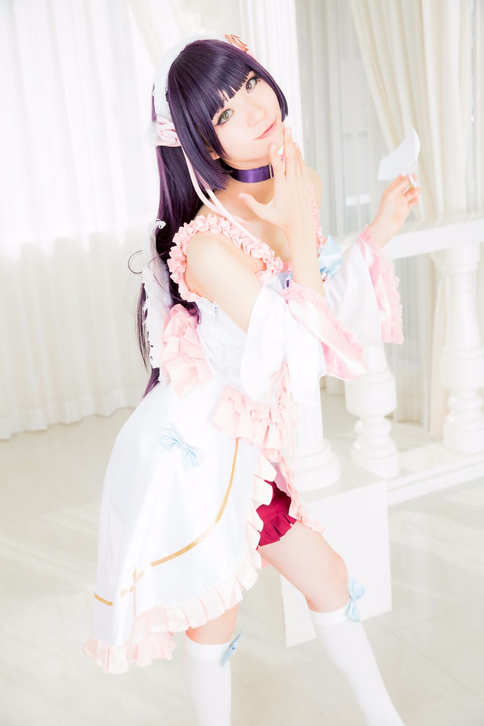 Mèo đen thay quần áo