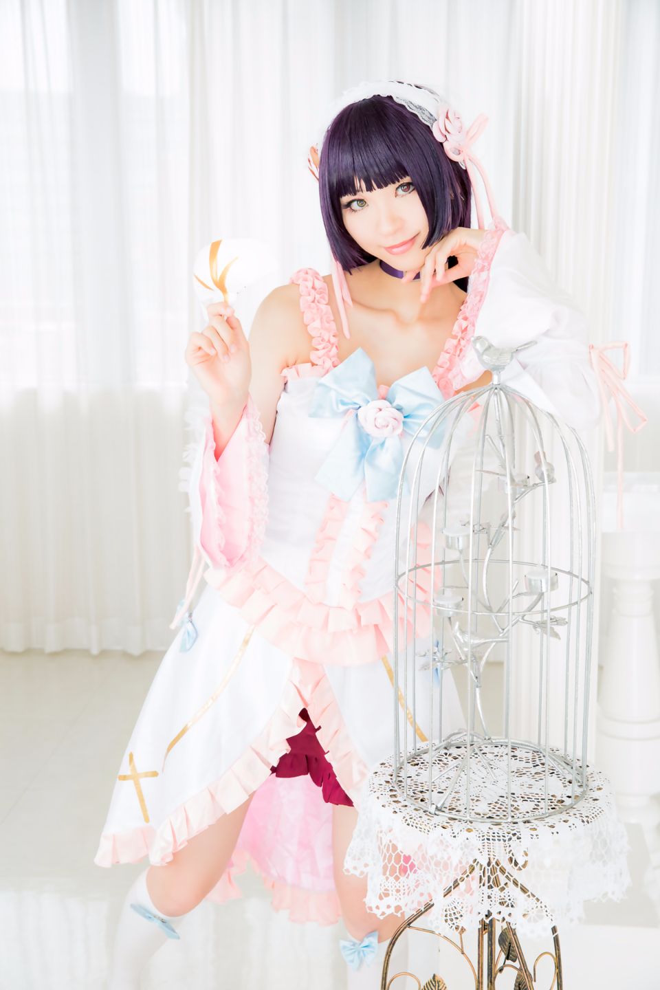 Mèo đen thay quần áo