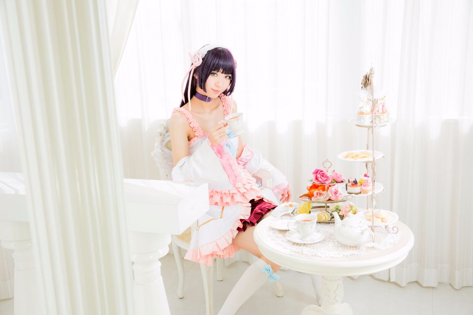 Mèo đen thay quần áo