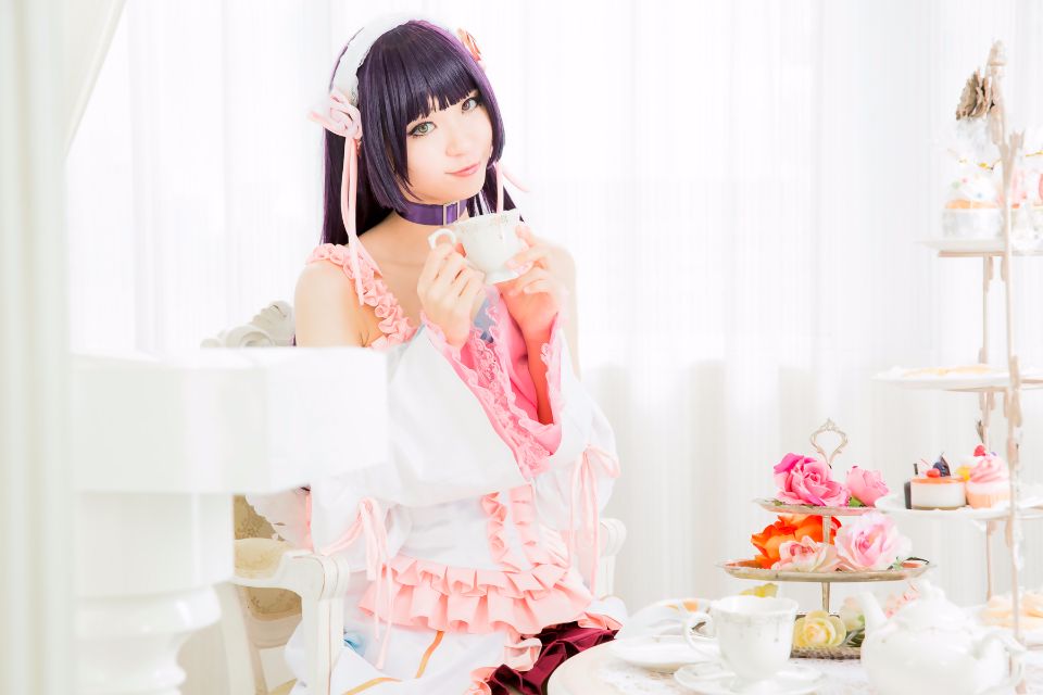 Mèo đen thay quần áo