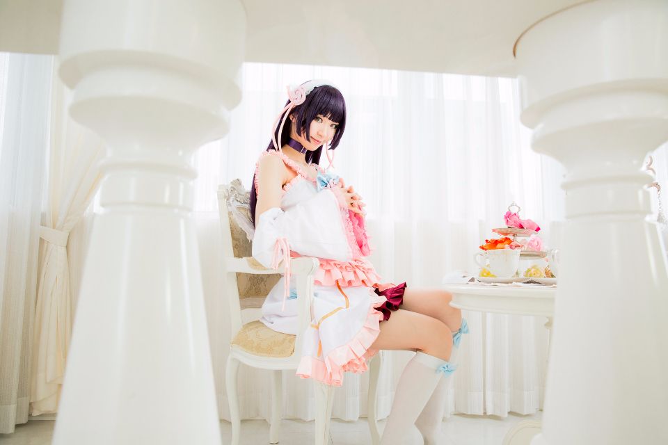 Mèo đen thay quần áo