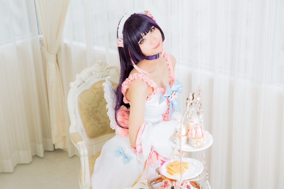 Mèo đen thay quần áo