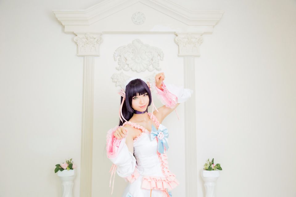 Mèo đen thay quần áo