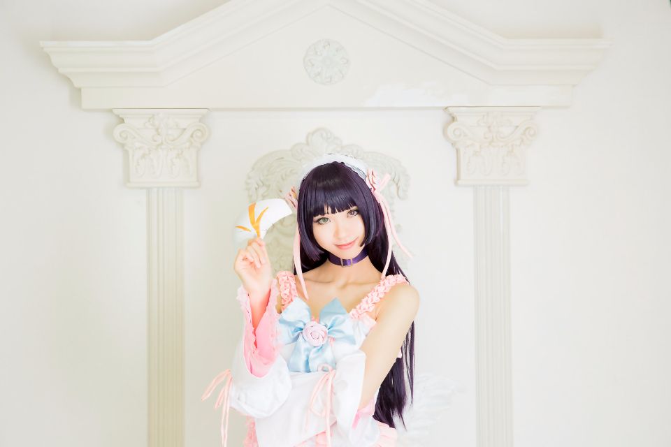 Mèo đen thay quần áo