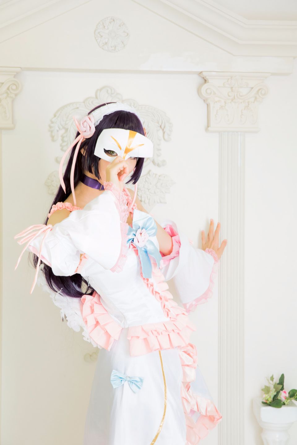 Mèo đen thay quần áo