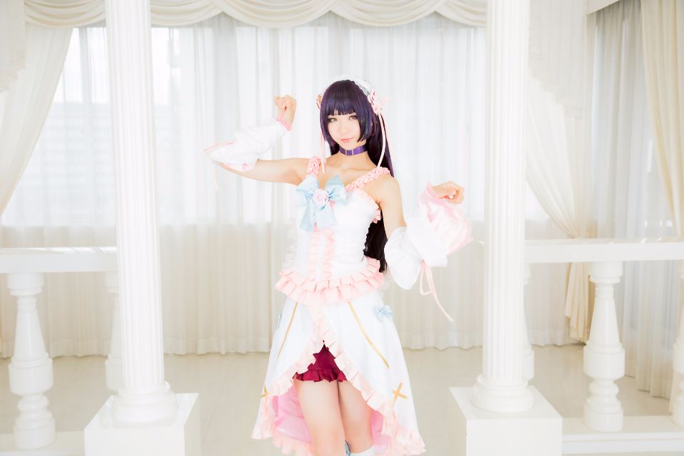 Mèo đen thay quần áo