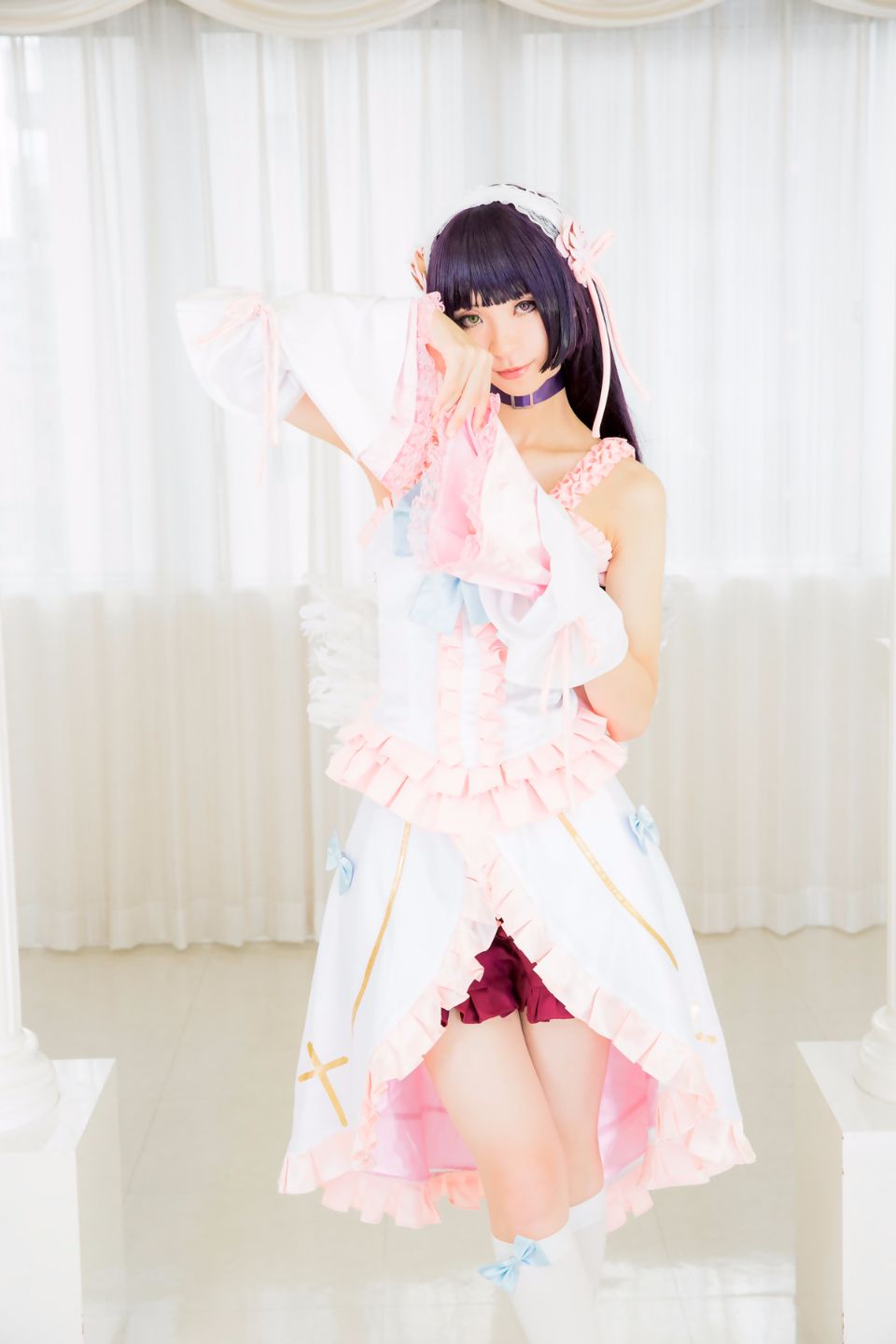 Mèo đen thay quần áo