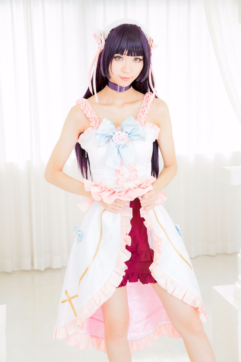 Mèo đen thay quần áo