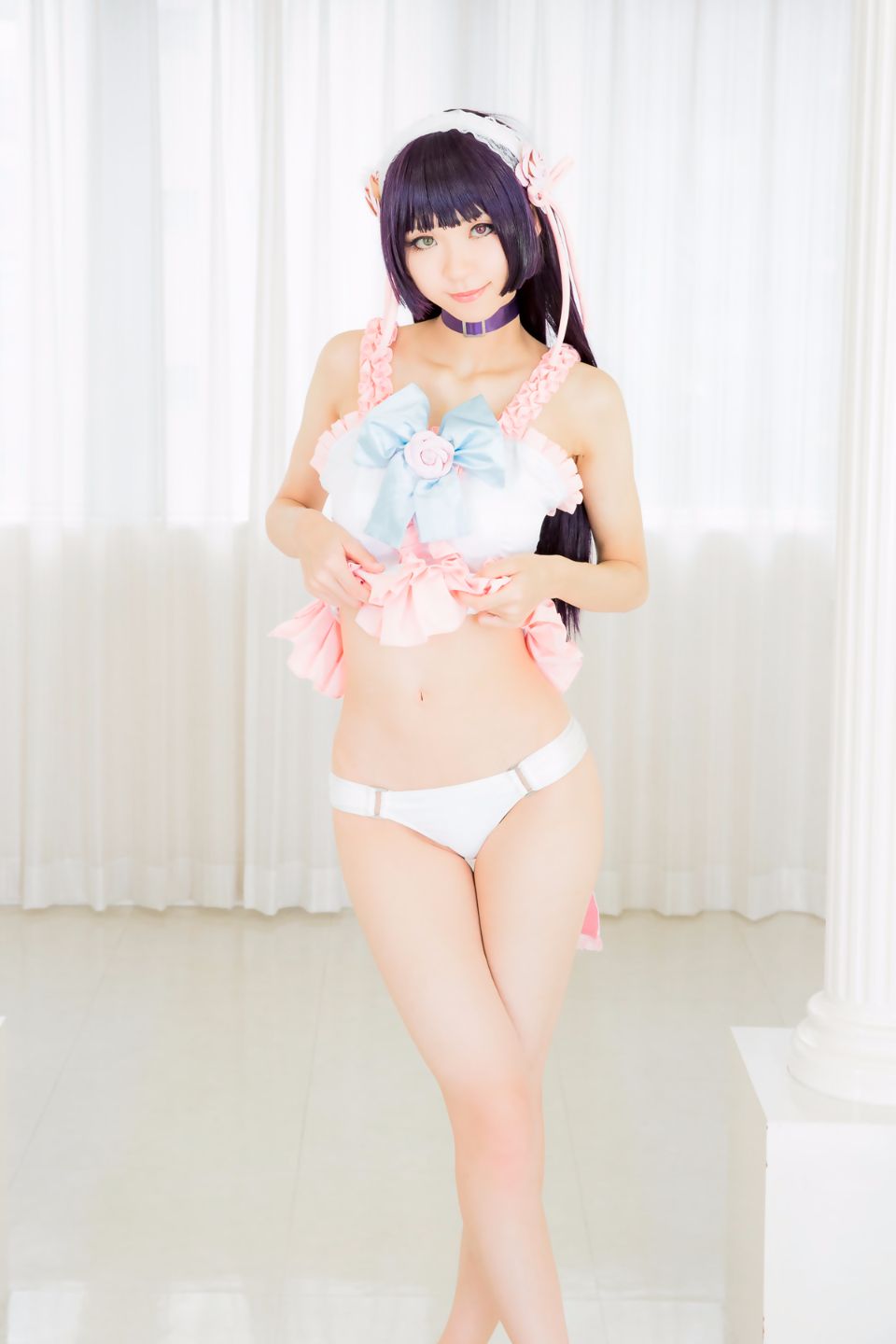 Mèo đen thay quần áo