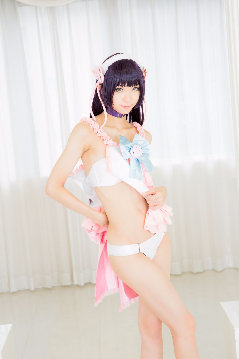 Mèo đen thay quần áo