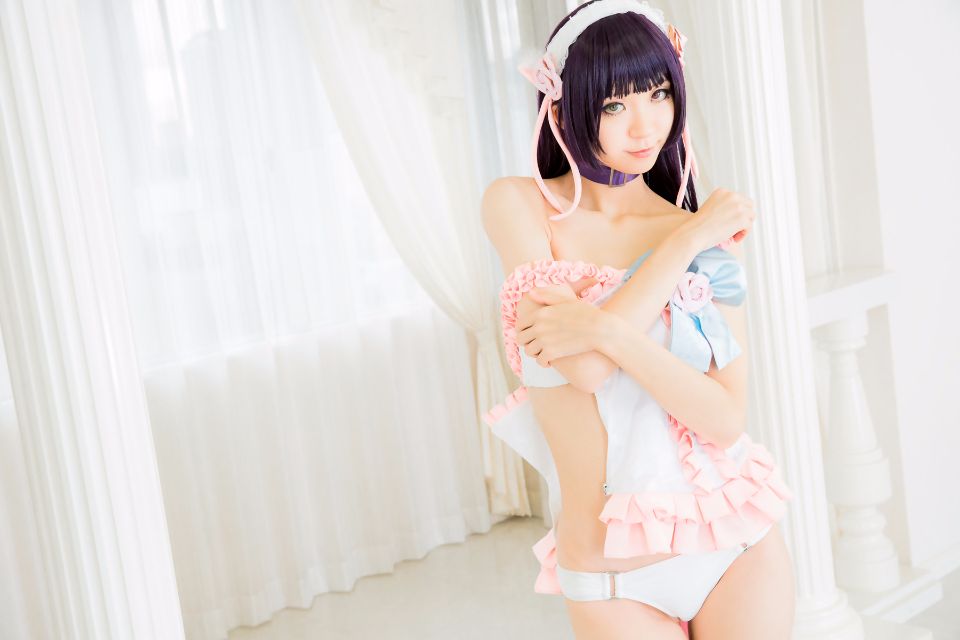 Mèo đen thay quần áo