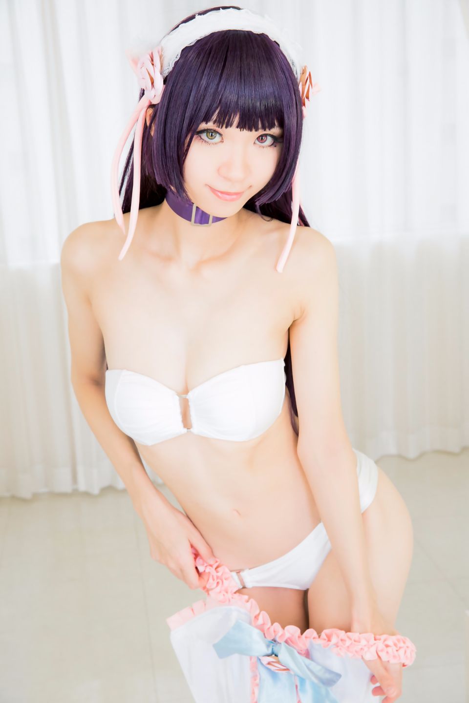 Mèo đen thay quần áo