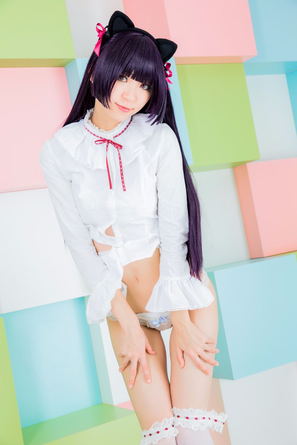 Mèo đen thay quần áo