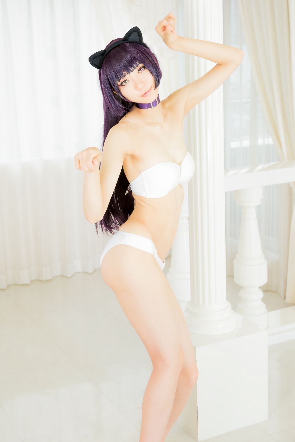 Mèo đen thay quần áo