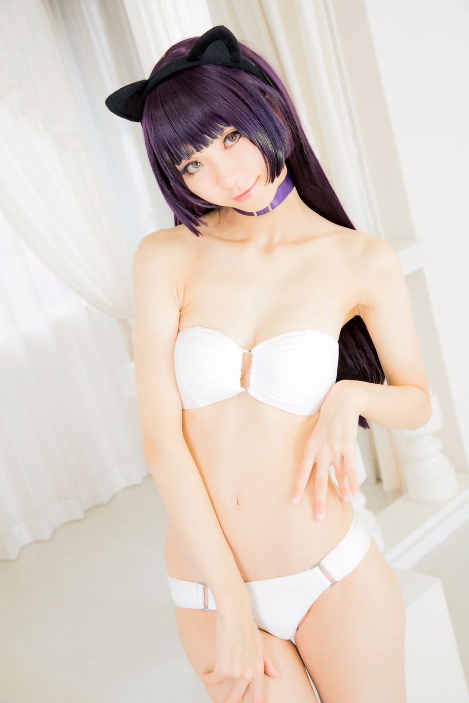 Mèo đen thay quần áo