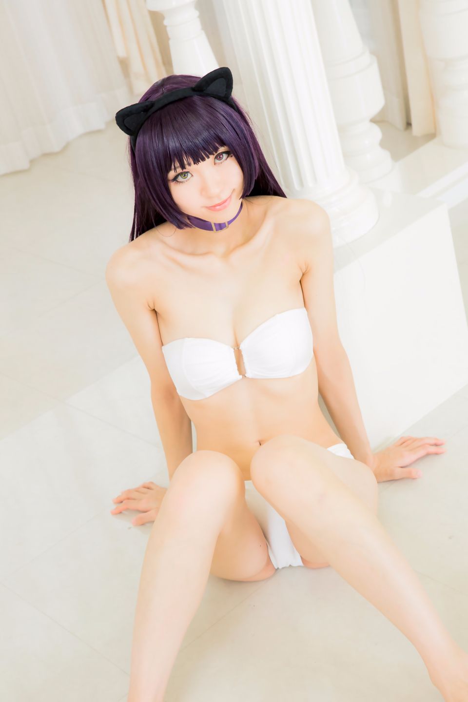 Mèo đen thay quần áo